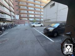 敷地内に駐車場を完備（月額17000円）。重い荷物や雨の日の移動もスムーズで、快適なカーライフを実現。空き状況等は弊社スタッフまでお気軽にお問い合わせください。