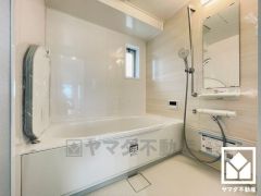 清潔感あふれる空間で、毎日のバスタイムをより快適に。追い炊き機能付きなので、いつでも温かいお風呂に入ることができます。ボタン1つで自動でお湯張りができるオートバス機能もございます。