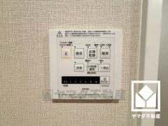 浴室暖房乾燥機付き。真冬の寒い浴室を暖かく、また雨の日の洗濯物の乾燥にと多用途に活躍する機能です。