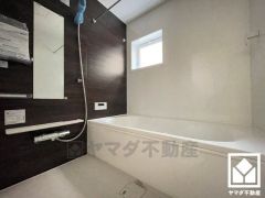 1日の疲れを癒す浴室でゆったりリフレッシュ。ナチュラルな木目調のアクセントパネルは落ち着いた雰囲気を演出してくれます。