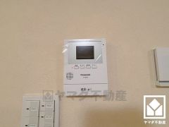 突然の来訪時でも安心なモニター付きインターホンを完備。お留守番中のお子様でも簡単に来訪者の確認ができます。