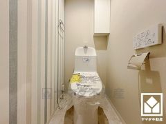 明るく清潔感溢れるトイレです。