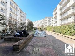 バイク置き場も完備しています。広々としており、使い勝手の良い設計です。