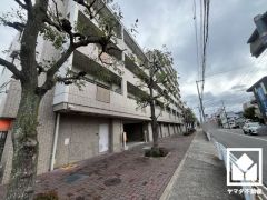 阪急電鉄神戸線・今津線「西宮北口」駅まで徒歩約6分、JR東海道本線「西宮」駅まで徒歩約15分、阪神電鉄本線「今津」駅まで徒歩約24分の立地。