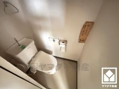 明るく清潔感溢れるトイレです。温水洗浄便座付きで、季節を問わずいつでも温かい便座をお使いいただけます。
