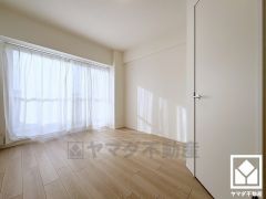 バルコニーにつながるお部屋で、通風・陽当たり良好。