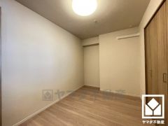 約5.5帖の洋室です。お子様のお部屋などにも丁度良い広さです。