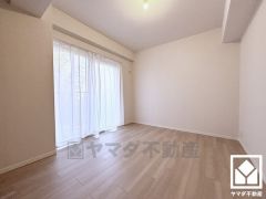 大きな窓からは明るい光が降り注ぎます。柔らかな光が差し込むお部屋で、快適で落ち着いた生活をお送りいただけます。