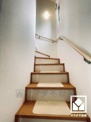 階段には手摺りがございます。バリアフリーにも配慮された、家族みんなが過ごしやすい住宅です。