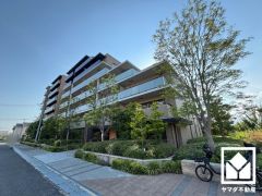 敷地内は木々が多く植えられていて、四季の移り変わりが感じられる緑豊かな景観です。