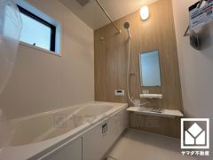 ゆったり足が伸ばせるので、毎日の疲れを癒やすバスタイムを実現。小窓が付いているので明るく、こもりがちな湿気もすぐ取り除くことができます。