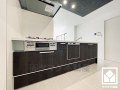 家族のごはん作りがはかどる、同時調理が可能な3口コンロ付きキッチン。毎日の家事の負担を軽減でき、水道代の節約にもなる食器洗乾燥機もございます。