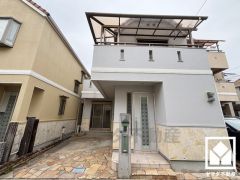 落ち着いた色合いと品のあるデザイン。帰るたびに安心感を感じられる佇まい。