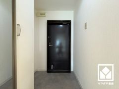 シンプルで洗練された玄関デザイン。帰るたびにホッとできる、心地よい住まいの入り口。