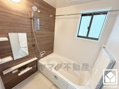 1日の疲れを癒す浴室でゆったりリフレッシュ。ナチュラルな木目調のアクセントパネルは落ち着いた雰囲気を演出してくれます。