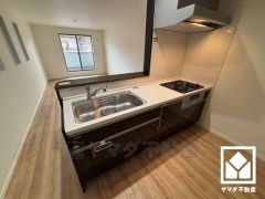 カウンターキッチンなので配膳や片付けがしやすく、お料理中でもお子様の様子が分かって安心です。