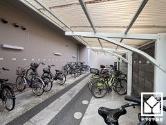 ショッピングモール「塚口さんさんタウン」まで徒歩11分。イオンフードスタイルなどが出店する「ソコラ塚口クロス」ともペデストリアンデッキで接続されています。お買い物には困りません。