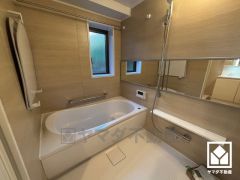 1日の疲れを癒す浴室でゆったりリフレッシュ。ナチュラルな木目調のパネルは落ち着いた雰囲気を演出してくれます。鏡が横長なので、お子様でも見やすく便利です。