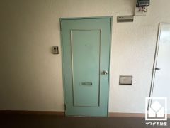 シンプルで洗練された玄関デザイン。帰るたびにホッとできる、心地よい住まいの入り口。