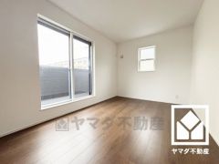 約8.38帖の洋室です。バルコニーにつながるお部屋で、通風・陽当たり良好。