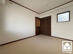 2面採光で、大きな窓からは明るい光が降り注ぎます。独立した居室なのでプライベートな時間をゆったり過ごせそうです。