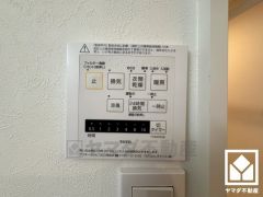 浴室暖房乾燥機付き。真冬の寒い浴室を暖かく、また雨の日の洗濯物の乾燥にと多用途に活躍する機能です。