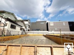 トイレが1階と2階にあるので、朝の忙しい時間にも混雑せず快適です。温水洗浄便座付きで、季節を問わずいつでも温かい便座をお使いいただけます。