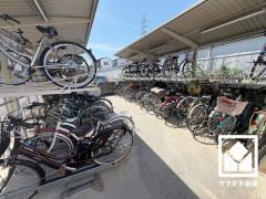 サイクルラックの設置された駐輪場を完備。スッキリ整理されて、自転車同士の接触や転倒の心配がございません。屋根付きなので、雨や風、直射日光から自転車を守ることができます。