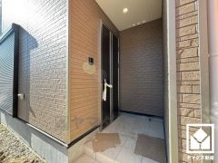 ドアのスリット窓から光が差し込み、外出時にも帰宅時にも、明るい気持ちになれる玄関です。人感センサー付き玄関灯が設置されています。