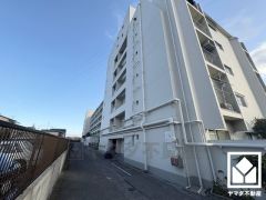 南側に県道338号線が通っています。名神高速道路の尼崎インターチェンジ豊中インターチェンジが車で10分圏内で神戸・大阪方面へも出やすく、車での移動にも便利な立地です。