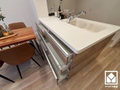 キッチンには前面収納もございます。食器やカトラリー、お子様の文房具までスッキリ片付きます。ダイニングへの動線が短いので家族が取り出しやすく、配膳や片付けもしやすくなります。