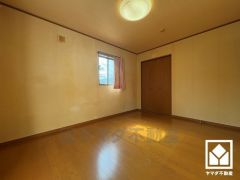 2面採光のお部屋です。明るい陽光がたっぷり差し込む心地よいお部屋で、快適で落ち着いた生活をお送りいただけます。