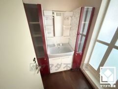 キッチンとカラーを揃えたトールキャビネット付きの2階洗面台です。洗練されたデザインと機能性が融合し、毎日の身支度が特別なひとときに。