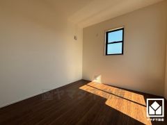 約5.25帖の東側洋室です。全居室に窓がございます。明るい陽光がたっぷり差し込む心地よい生活空間です。