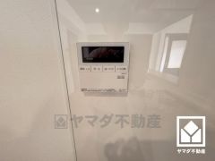 ボタン1つで自動でお湯張りができるオートバス機能付き。追い炊き機能もございますので、いつでも温かいお風呂に入ることができます。