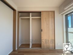 新たに家具を買わなくても良いので、ハンガーパイプ付きのクローゼットは嬉しいですね。奥行きがあるので、収納力も申し分ありません。