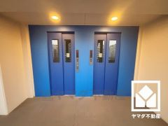 複数基のエレベーターを設置し、待ち時間を短縮。快適な住まいへのアクセスをスムーズに。