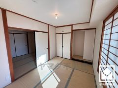 子どもの遊び場、お昼寝スペース、時には書斎にも。和室があると、暮らしの幅がぐんと広がる。