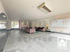 マンション名の由来である「近松公園」まで徒歩6分、「百合学院幼稚園」まで徒歩9分など、子育て世帯の方にもお勧めです。