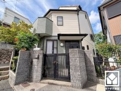 デザイナーズライクなおしゃれな外観。街並みに馴染みながらも、ひときわ目を引く存在感。