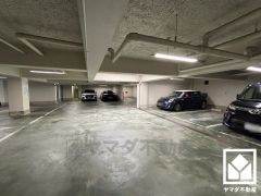 敷地内に駐車場を完備。重い荷物や雨の日の移動もスムーズで、快適なカーライフを実現。空き状況は弊社スタッフまでお気軽にお問い合わせください。