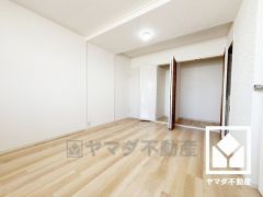 約10.6帖の洋室です。全居室フローリングでお掃除ラクラクです。