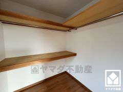 収納力豊富なウォークインクローゼット付き。お洋服はもちろん、スーツケースなどの大物、日用品のストックもしっかり収納できます。