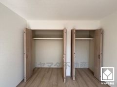 大きなクローゼットなので整理整頓しやすいです。お洋服はもちろん、スーツケースなどの大物もしっかり収納できます。