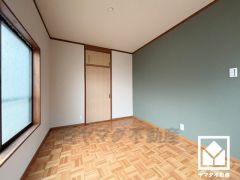 大きな窓からは明るい光が降り注ぎます。柔らかな光が差し込むお部屋で、快適で落ち着いた生活をお送りいただけます。