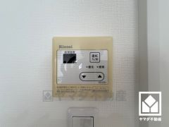 シンプルで使いやすい給湯器リモコンです。