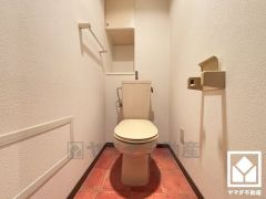 明るく清潔感溢れるトイレです。トイレットペーパーのストックや消耗品置き場などとしてお使いいただける吊戸棚がございます。