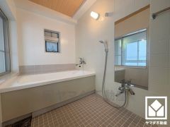 ゆったり足が伸ばせるので、毎日の疲れを癒やすバスタイムを実現。2面採光の窓が付いているので明るく、こもりがちな湿気もすぐ取り除くことができます。鏡が大きいので、お子様でも見やすく便利です。