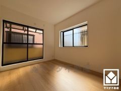 約5.3帖の2階南東側洋室です。バルコニーにつながるお部屋で、通風・陽当たり良好。