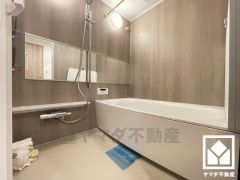 1日の疲れを癒す浴室でゆったりリフレッシュ。ナチュラルな木目調のパネルは落ち着いた雰囲気を演出してくれます。鏡が横長なので、お子様でも見やすく便利です。